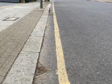 Single yellow line