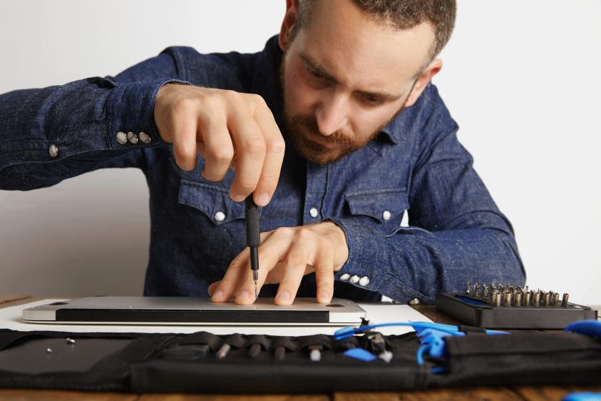Laptop being repaired. Photo courtesy of freepik.com